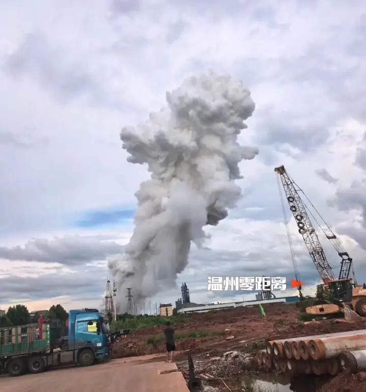 一化工厂发生爆炸，现场升起白色蘑菇云！紧急提醒→